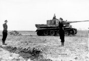 Russland,_Ordensverleihung_Knauth_vor_Tiger_I.jpg
