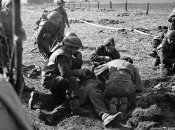 Ларен, Голландия. Канадец ранен немецким снайпером. Апрель 1945.jpg