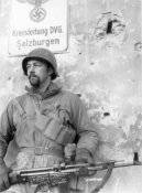Сержант Окли с немецкой штурмовой винтовкой Stg44.jpg