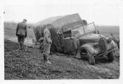 5_Wehrmacht Soldaten mit Ford 3t LKW Modell 1939.jpg