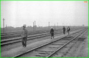 Campagna di Russia. Slavianka. Persone camminano lungo i binari della ferrovia..jpg