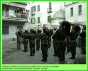 Morbegno Delebio la fanfara dei bersaglieri rende omaggio al colonnello dei bersaglieri Dante Me.jpg