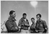 4_Militari in un campo di aviazione della caccia.jpg