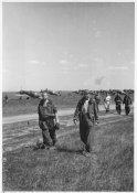 5_Piloti e aerei in un campo di aviazione della caccia.jpg