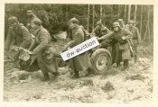 Soldaten ziehen PAK.jpg