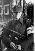 Bundesarchiv_Bild_183-J28021,_16_-_Jähriger_im_Volkssturm.jpg