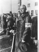 453px-Bundesarchiv_Bild_146-1974-120-20A,_Alter_Mann_mit_Armbinde_'Deutscher_Volkssturm'.jpg