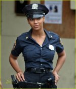 beyonce-police-officer-07.jpg