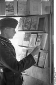 Bundesarchiv_Bild_101I-134-0790-36A,_Polen,_Soldat_in_Feldbücherei.jpg