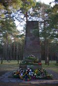 401px-Waldfriedhof_Halbe_Denkmal.jpg