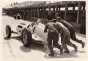 Mercedes Fahrer Hartmann beginnt Training.JPG
