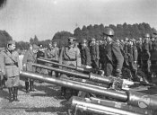 Mantova Mussolini passa in rassegna le truppe e passa davanti ai pezzi di artiglieria; al suo fi.JPG