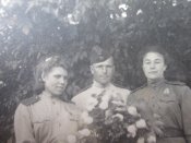 Фото летчик с боевыми подругами.