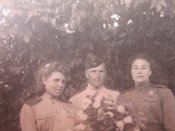 Фото летчик с боевыми подругами.