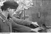 Bundesarchiv_Bild_101I-022-2935-24%2C_Russland%2C_Treffer_an_Panzer_VI_%28Tiger_I%29.jpg