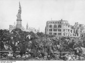 Dresden, Tote nach Bombenangriff.jpg