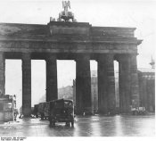 Berlin, Brandenburger Tor, NSKK-Kolonne mit Volkssturm-Ausrüstung.jpg