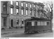Potsdam, Ruinen in einer Straße, Straßenbahn.jpg