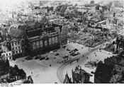 Rostock, Marktplatz mit Rathaus.jpg