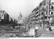 Berlin, Tauentzienstraße mit Kaiser-Wilhelm-Gedächtniskirche.jpg