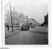 Berlin, Straßenzug mit zerstörten Gebäuden.jpg
