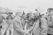 Erich Honecker (1924 - 1994) zu Besuch beim Jagdfliegergeschwader 9 in Peenemünde.jpg