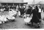 Bundesarchiv_Bild_146-1976-032-22%2C_Luftschutz%2C_Einwohner_begeben_sich_in_Bunker.jpg