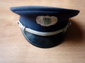 Піджак, сорочка та фуражка.