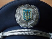 Піджак, сорочка та фуражка.