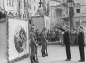 Майор_Євген_Побігущий_підходить_до_трибуни,_салютує.jpg