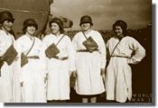 Helferinnen  Flak smocks, фото датировано 1944.jpg