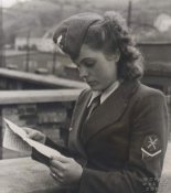 Luftwaffenhelferin читает письмо из дома.jpg