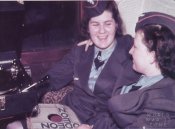 Luftwaffenhelferinnen слушают граммофон во время перевозки поездом.jpg