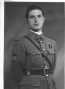 El alférez Ricardo Sanz con uniforme de Marcha en abril de 1942.jpg