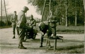 Фото «Немецкие солдаты, занятые ремонтом». Копия. 0002
