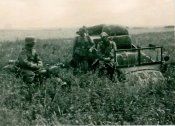Фото «Автомобиль le.gl. Einheits-Pkw (BMW) Kfz.3 заехавший в яму». Копия. 0224