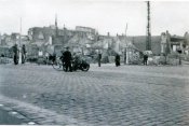 Фото «Немецкий мотоциклист среди городских руин». Копия. 0478