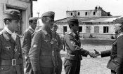 Capitán Manuel Bengoechea en el centro, y a su izda. el Tte Federico Garret.jpg