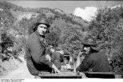 Bundesarchiv_Bild_101I-203-1686-30%2C_Albanien%2C_italienische_Soldaten_auf_Panzer.jpg
