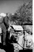 Bundesarchiv_Bild_101I-203-1686-29%2C_Albanien%2C_italienischer_Soldat_auf_Panzer.jpg