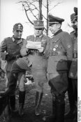 Bundesarchiv_Bild_101I-280-1075-16A%2C_Russland%2C_Kaminski_mit_Polizeioffizieren.jpg