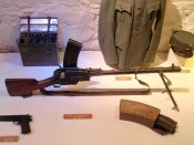 Madsen_machine_gun_with_magazine.jpg