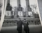 3 фото офицеры на фоне союзной требуны в Берлине 1945г. портреты Трумэна, Сталина и Черчиля
