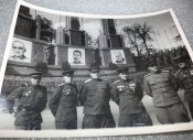 3 фото офицеры на фоне союзной требуны в Берлине 1945г. портреты Трумэна, Сталина и Черчиля