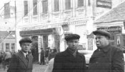 Дир-р Мелитоп-о компресс завода (справа) возле служ авт-я. Ул Карла Маркса, 1951 год.+.jpg