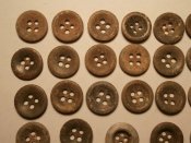 28 пуговиц с 4 отверстиями .  3 рейх .