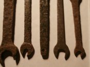 6 ключей и кусачки и позиций  по ВОВ .