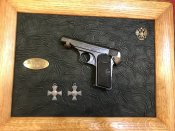 Лот 6 : :Коллаж с ммг пистолета Browning 1910 года.