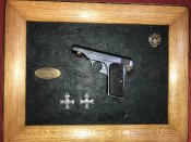 Лот 6 : :Коллаж с ммг пистолета Browning 1910 года.