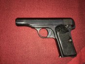 Лот 6 : :Коллаж с ммг пистолета Browning 1910 года.